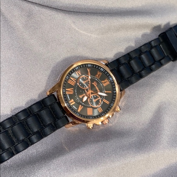 Women’s Watch - Picture 3 of 6